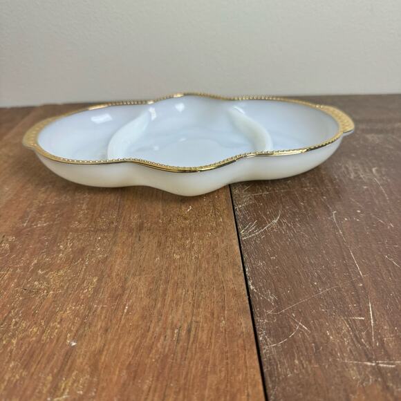 VTG Fire King 3 Section White Gold Trim Dish Anchor Hocking Milk Glass Oven Safe - Picture 4 of 8